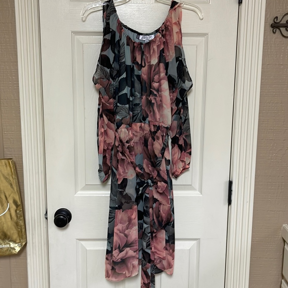 Jennifer Lopez size XS dress. Sleeves have 2 slits in them. Ties at the waist